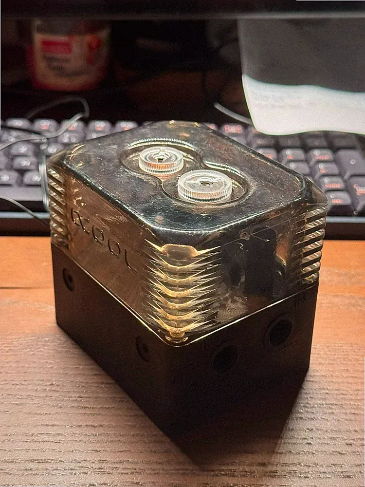 Alphacool Eisstation mit Pumpe für PC-Wasserkühlungen