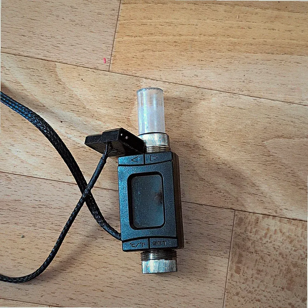 Thermaltake Durchflusssensor/Thermostat für PC-Wasserkühlung, Schwarz/Silber